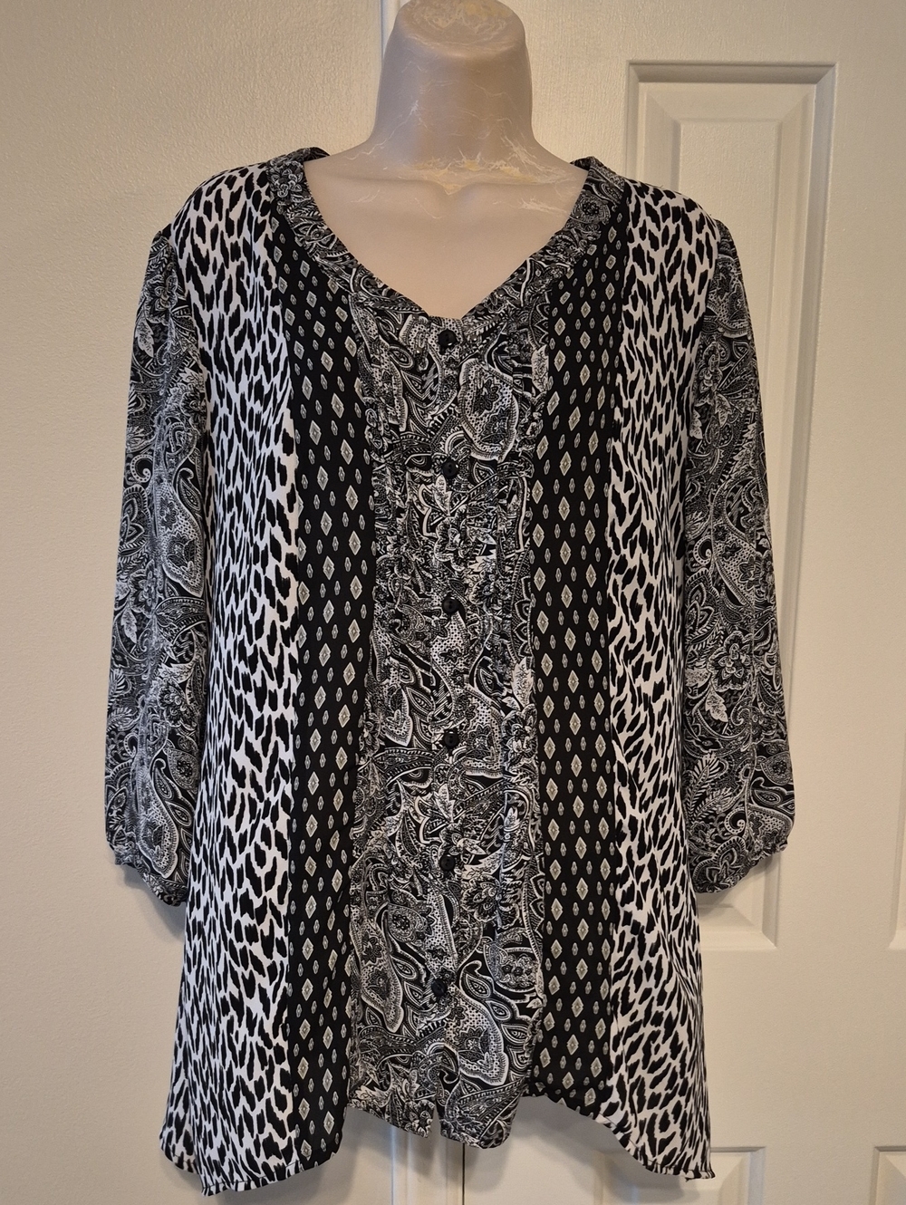 Kim Rogers Women's Black & White Patterned V-Neck Hi-Lo Blouse
